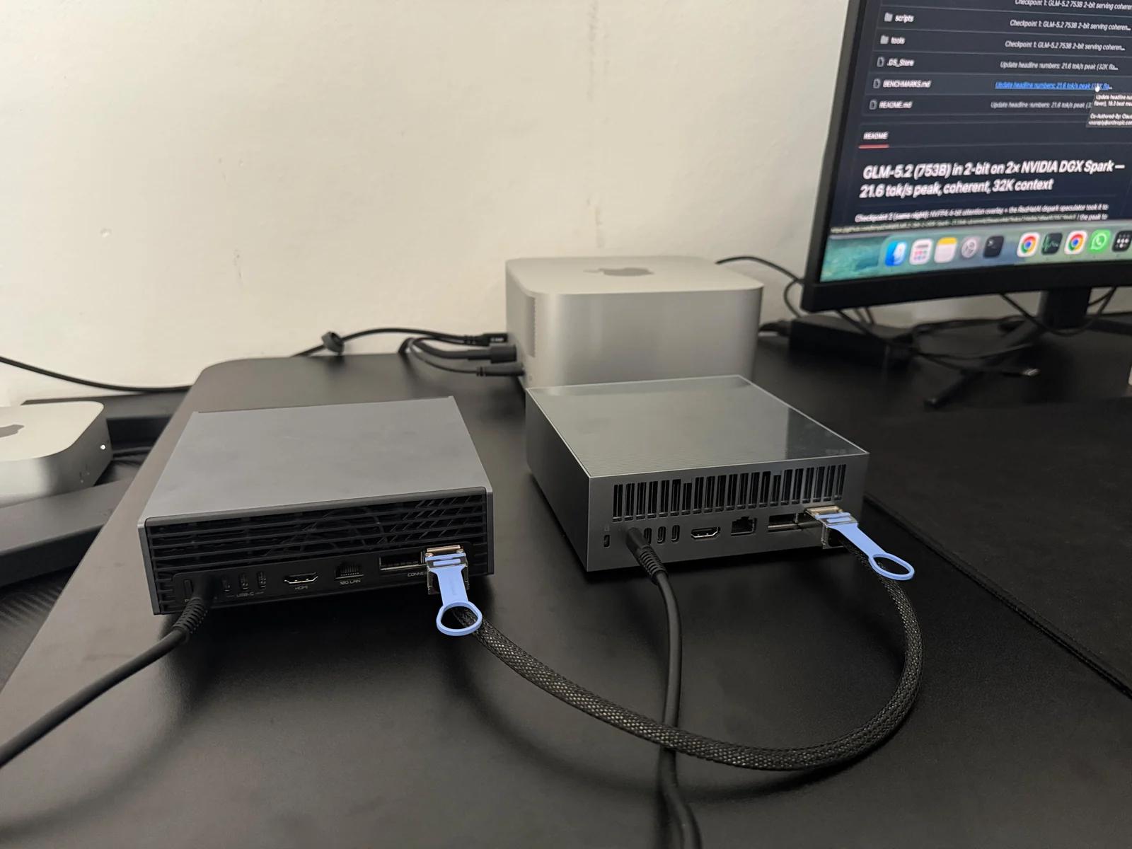 Dva DGX Sparky propojené kabelem na 200 Gb/s, na monitoru recept na GLM 5.2