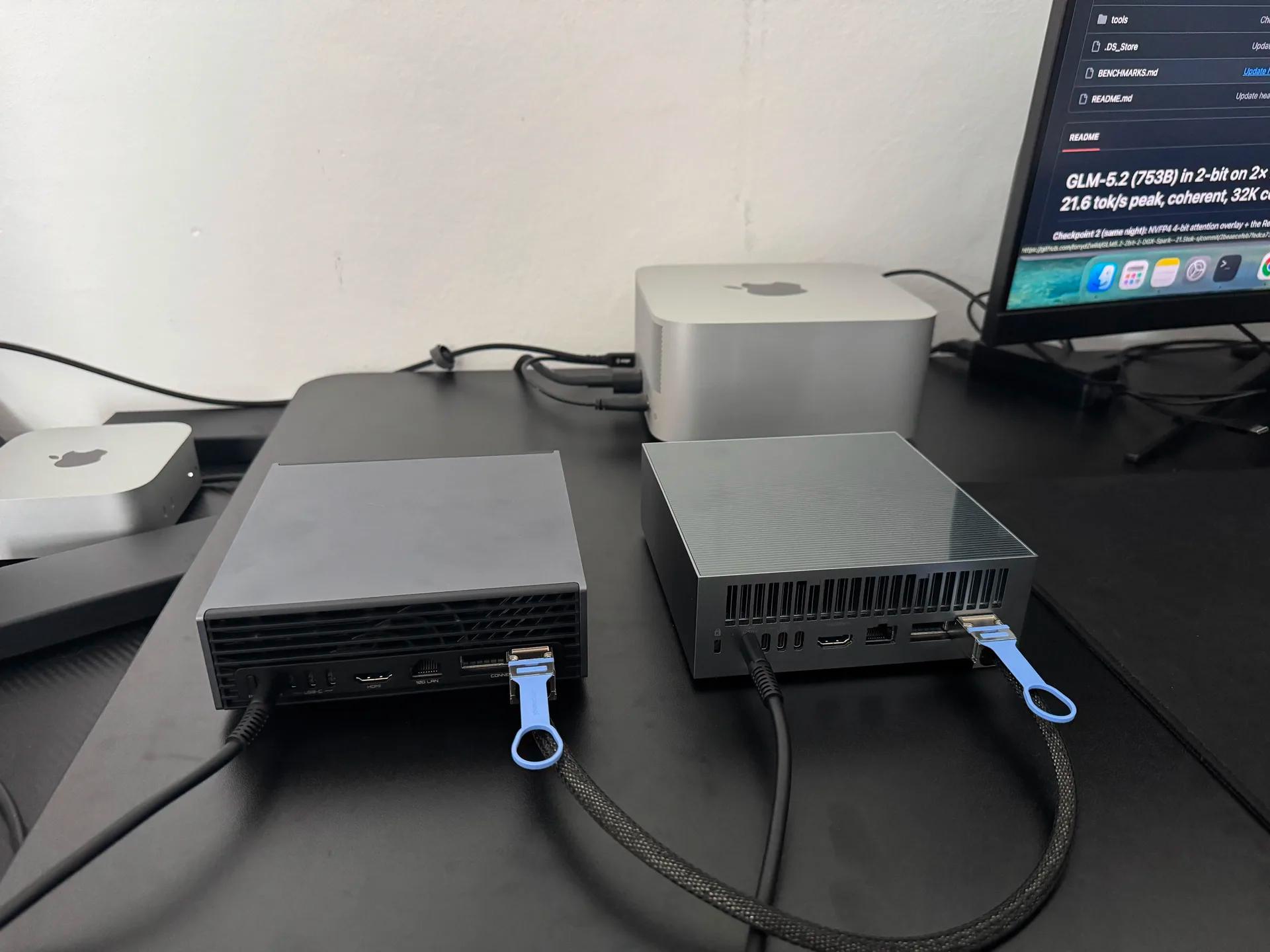 Dva DGX Sparky (Gigabyte AI TOP Atom a ASUS Ascent GX10) na stole, na monitoru recept na GLM 5.2