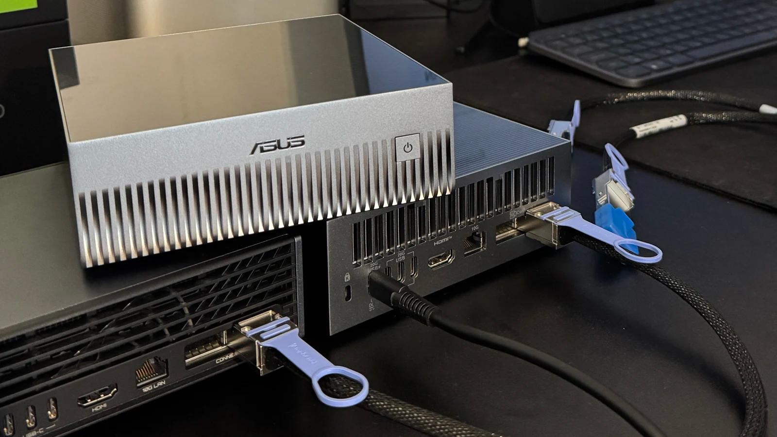 Dva ze tří DGX Sparků na sobě, v rychlých portech zapojené propojovací kabely